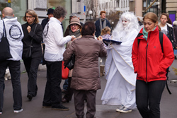 22. Dezember 2013, Zürich: AG STG - Aktion: Engel verteilen vergiftetes Weihnachtsgebäck