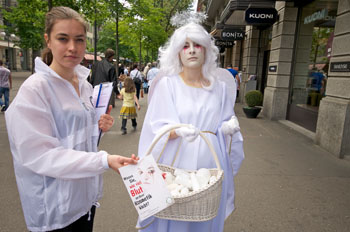 30. April 2011 - Protestaktion - Engel protestieren gegen Tierversuche für Kosmetik