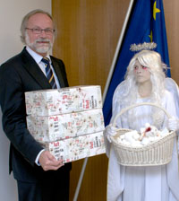 11. November 2011 - 11 111 Unterschriften gegen Kosmetik-Tierversuche an EU-Botschafter Reiterer