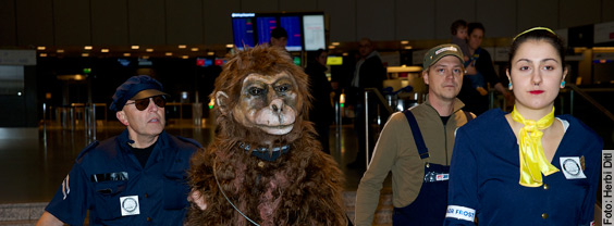 Kreativer Protest am Flughafen Zürich: Air France fliegt Affen in Tierversuchslabors - Medienmitteilung der AG STG